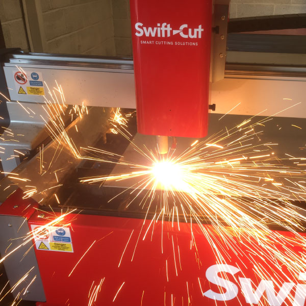 La table de découpe plasma Swift-Cut Pro CNC en action avec des étincelles