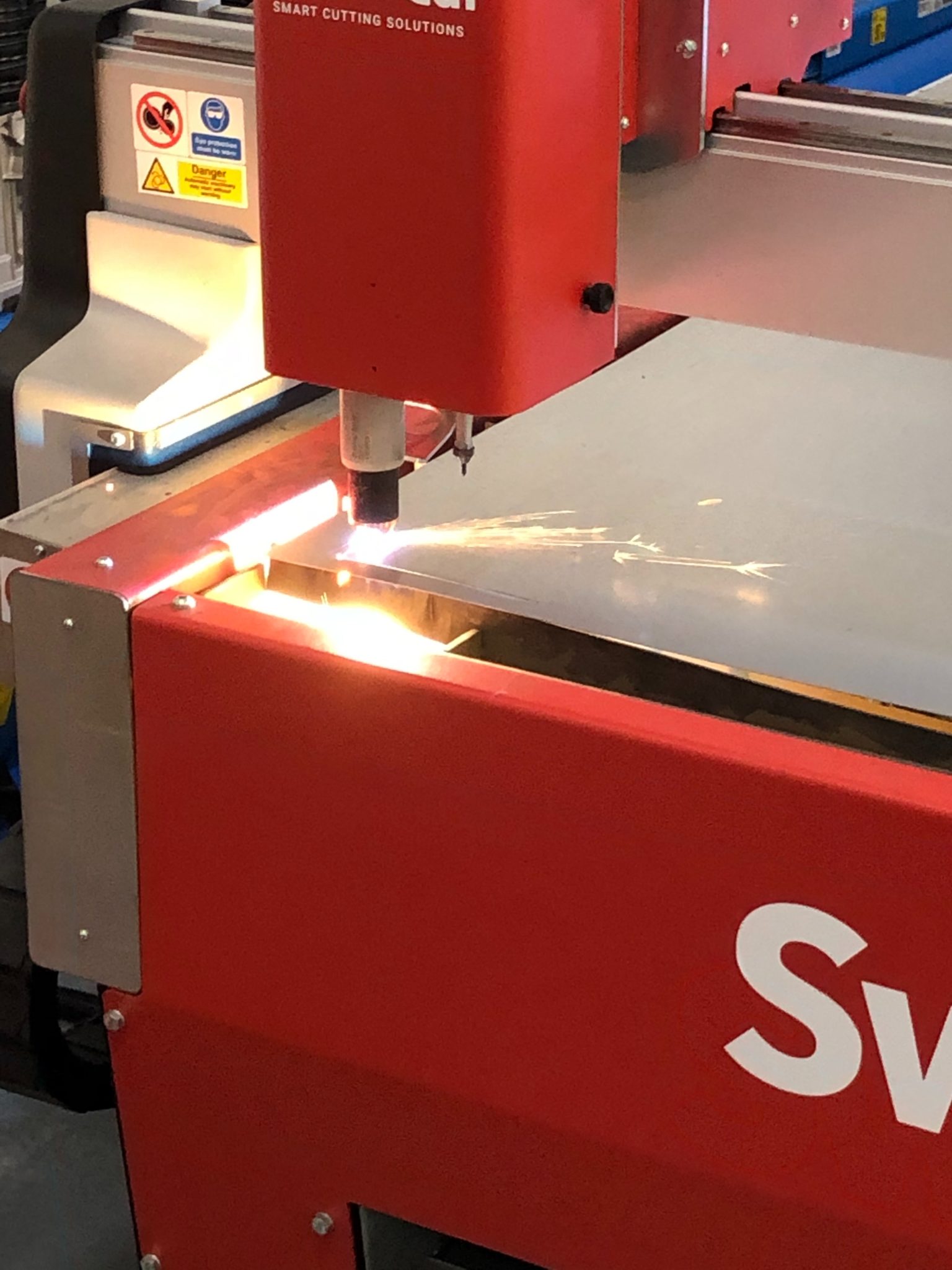 Eagle Fabrications Swift Cutter Swift-Cut Pro Table cortando la hoja de metal